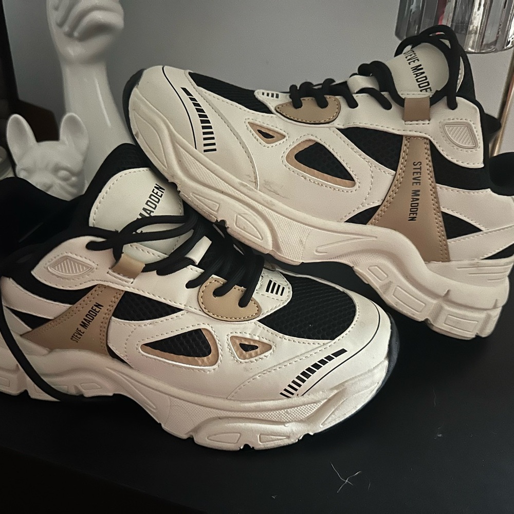 Steve Madden size 8 sneaker beige, black and white
They go withh everything!